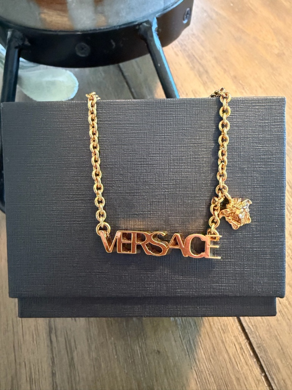 ❤️❤️SOLD❤️❤️Versace Gold-tone Logo Skript and Medusa Charm Necklace - Picture 2 of 5